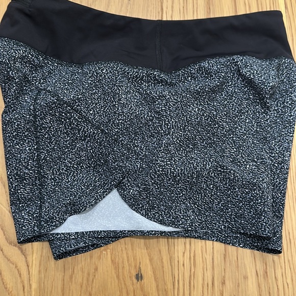 *ATHLETA Run With It 3" Printed Shorts in Black Elastic Waist Sz XS EUC - Picture 2 of 8